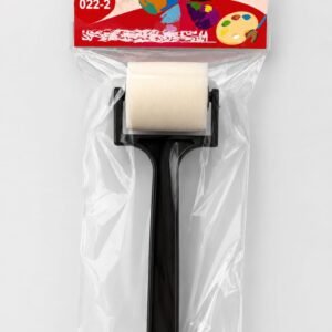 rouleau de peinture en mousse avec un manche en plastique noir